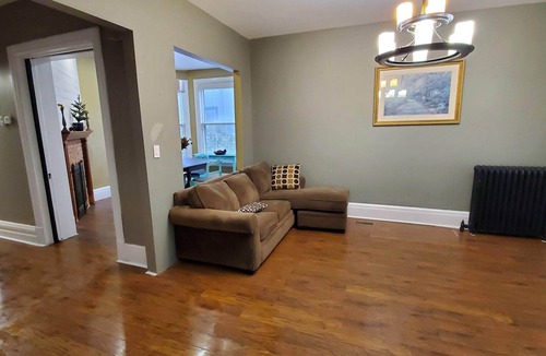 Windsor Apartment | Cozy Modern 2 bed home, great location by Riverside park