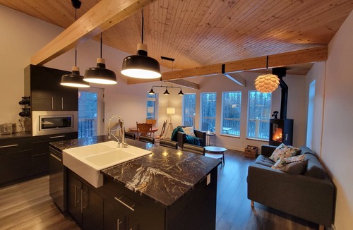 Haines Junction House | Cozy modern mountain home with views
