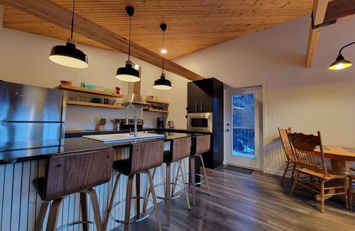 Haines Junction House | Cozy modern mountain home with views