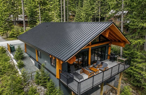 Sunshine Valley Cabin | Cozy Mountain Escape where rustic charm meets modern comfort!