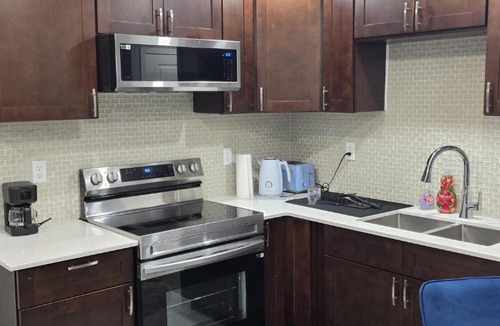 Evanston Apartment | Cozy New 2BR Suite Retreat