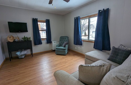 Fillmore County House | Cozy Oak Street Cottage