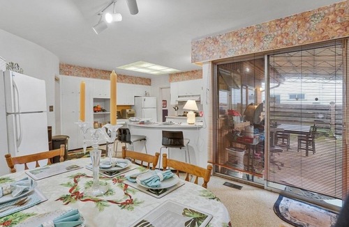 Oakridge House | Cozy Oakridge Brandy Bunch 8BR 4 Bath Near Skytrain