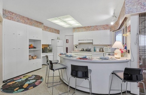 Oakridge House | Cozy Oakridge Brandy Bunch 8BR 4 Bath Near Skytrain