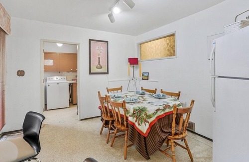 Oakridge House | Cozy Oakridge Brandy Bunch 8BR 4 Bath Near Skytrain