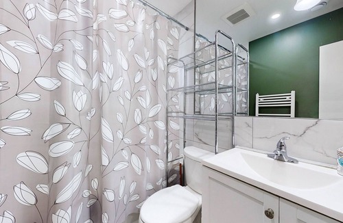 Durham Region House | Cozy Oasis in Oshawa! Spacious 3-bedroom, 1-bathroom apartment.
