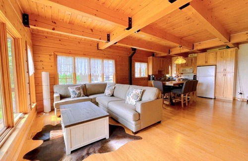 Bobcaygeon Cottage | Cozy Pigeon Lake Cottage