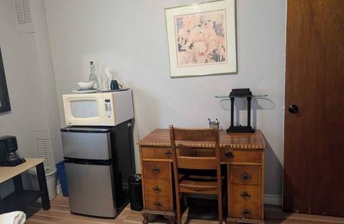 Peterborough House | Cozy Private Room, Very close to Hospital, College & University, Free Parking.