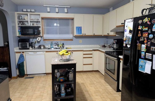 Peterborough House | Cozy Private Room, Very close to Hospital, College & University, Free Parking.