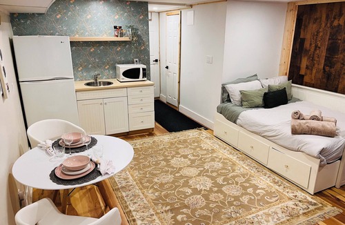 East York Apartment | Cozy private studio, ensuite bath & free parking