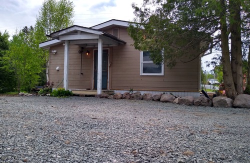 Algoma District House | Cozy Quincy: Comfortable stay near Hwy. 17.