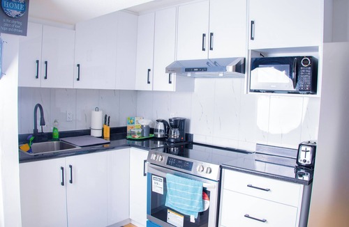 London House | Cozy relaxation haven - close to major amenities, Masonville and Oakridge mall