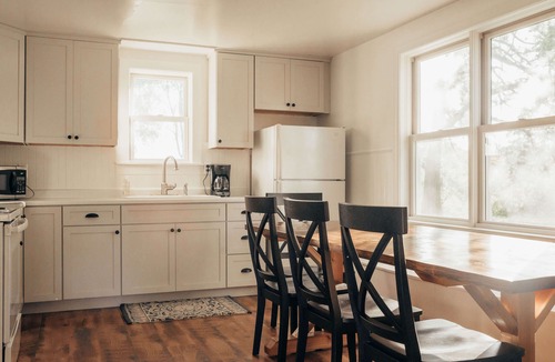 New London House | Cozy remodeled modern farmhouse for up to 10, with secondary room for up to 30