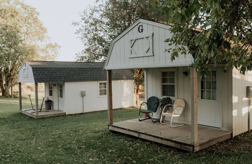New London House | Cozy remodeled modern farmhouse for up to 10, with secondary room for up to 30