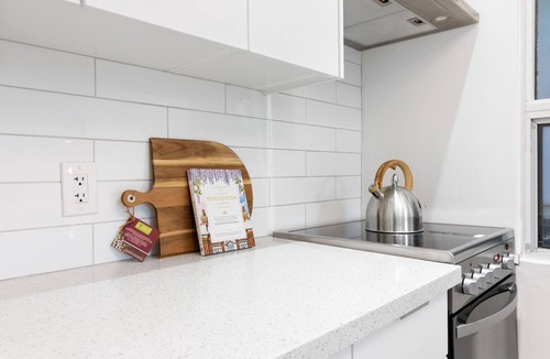 Riverside Apartment | Cozy Renovated 2 Bed 2 Bath Min to Beach, Shops & Restaurants Pet Friendly!