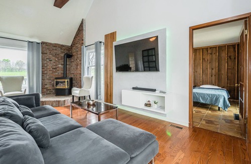 Georgian Bluffs Cottage | Cozy Retreat: Serene Views & Group Friendly