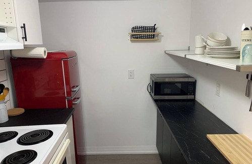 Merritton Apartment | Cozy Retro style1 Bedroom Apartment - FREE Parking, WiFi, In-suite Laundry.