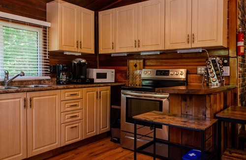 Baddow Cottage | Cozy Rustic Cottage! Hot Tub, River, Fireplace, Kayaks, Tons of Games & Movies