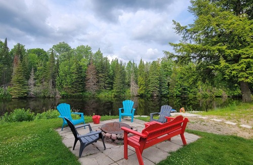 Baddow Cottage | Cozy Rustic Cottage! Hot Tub, River, Fireplace, Kayaks, Tons of Games & Movies