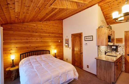 Schroeder Apartment | Cozy Schroeder Studio with Deck on Lake Superior