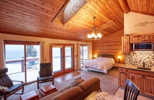 Schroeder Apartment | Cozy Schroeder Studio with Deck on Lake Superior
