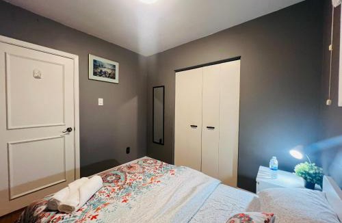 Black Creek House | Cozy Stay, Self Check-In with Parking available upon request
