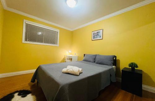 Black Creek House | Cozy Stay, Self Check-In with Parking available upon request