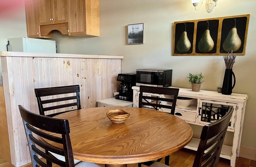 Crowes Landing Apartment | Cozy Stoney Lake Cottage Suite, with fireplace, stunning lake view-Pet Friendlyn