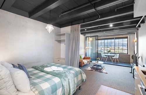 Petone Apartment | Cozy Studio - Private Balcony, Bath and Tub