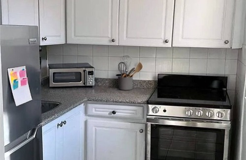 Thorncliffe Park Apartment | Cozy Studio Retreat in Leaside