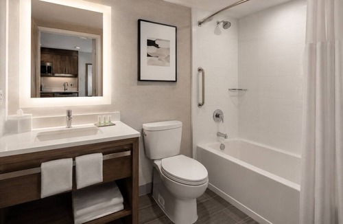 Toronto Entertainment District Hotel | Cozy Studio Toronto Retreat Close to Transit & Attractions