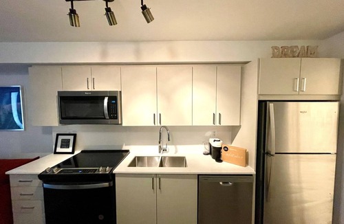 Clairlea House | Cozy Toronto Townhouse, Walking Distance To Shops and TTC Friendly!