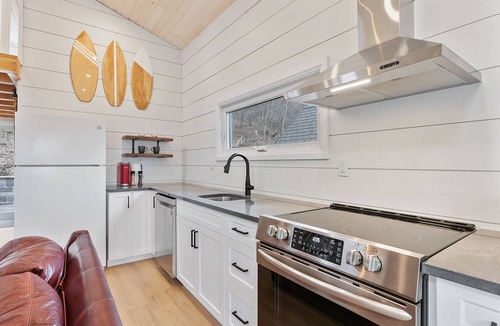 Turkey Point Cabin | Cozy Turkey Point Tiny Home 1 min walk to the beach with Jacuzzi Hottub!