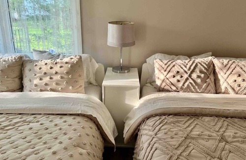 Bolsover House | Cozy waterfront cottage with private shoreline