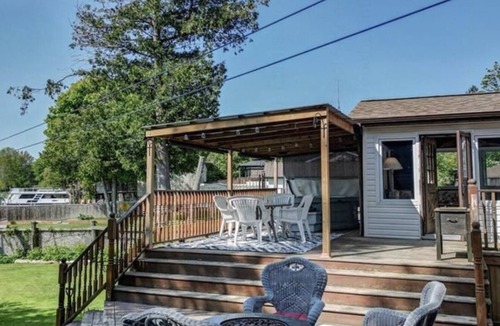 Selwyn Cottage | COZY WATERFRONT COTTAGE ON CHEMONG LAKE, ONLY 1.5HRS FROM TORONTO