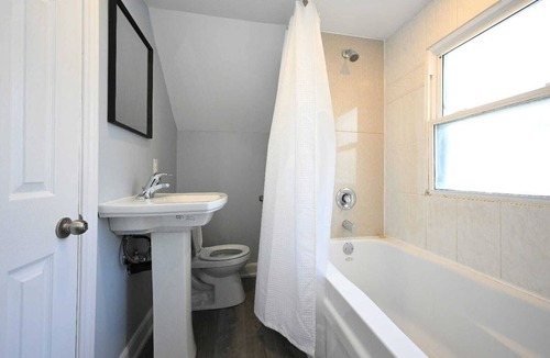 York Regional Municipality House | Cozy weekend gateway with river creek backyard.