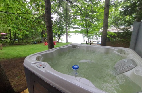 Minden Cottage | Cozy Weekenders Lakefront Cottage with Hot tub (fishing boat rental available)