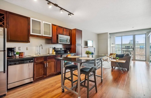 Mill District Apartment | CozySuites Mill District with pool, gym # 09