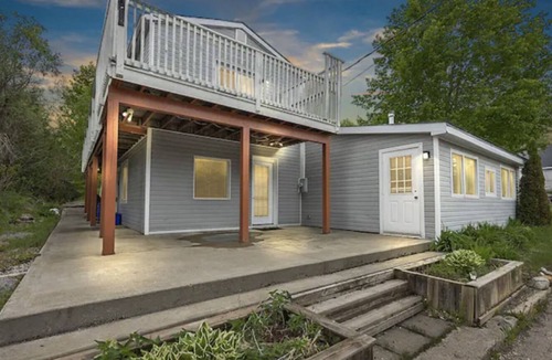 Central Frontenac Cottage | Cozzzy cottage next to public beach