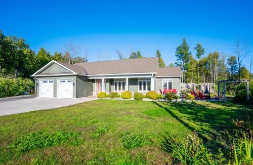 South Bruce Peninsula House | Craftsman Cottage With Hot Tub Near Beach