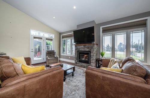 South Bruce Peninsula House | Craftsman Cottage With Hot Tub Near Beach