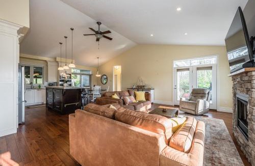 South Bruce Peninsula House | Craftsman Cottage With Hot Tub Near Beach