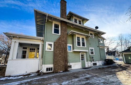 Willmar Apartment | CRAFTSMAN'S MAIN FLOOR with huge DECK!