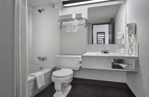Hinton Hotel | Crestwood Hotel