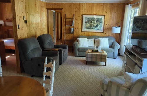 Magnetawan Cottage | Croft Cove Cottage - Cozy Waterfront Oasis