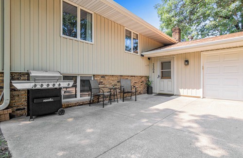 Stillwater House | Croixwood Cottage: 5BR luxe retreat near downtown Stillwater—book today!