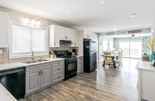 Crystal Beach House | Crystal Bay Getaway with full Lake Erie views!