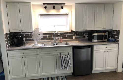 Crystal Beach House | Crystal Cambridge Cottage - 5 min walk to the beach & local eateries!