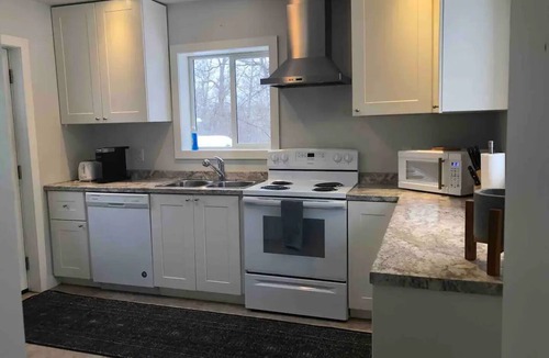 Keewatin House | Cute Keewatin Bungalow with a/c!