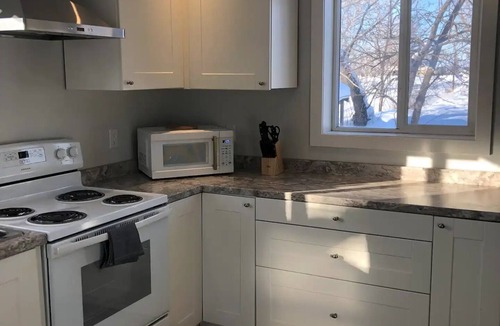 Keewatin House | Cute Keewatin Bungalow with a/c!